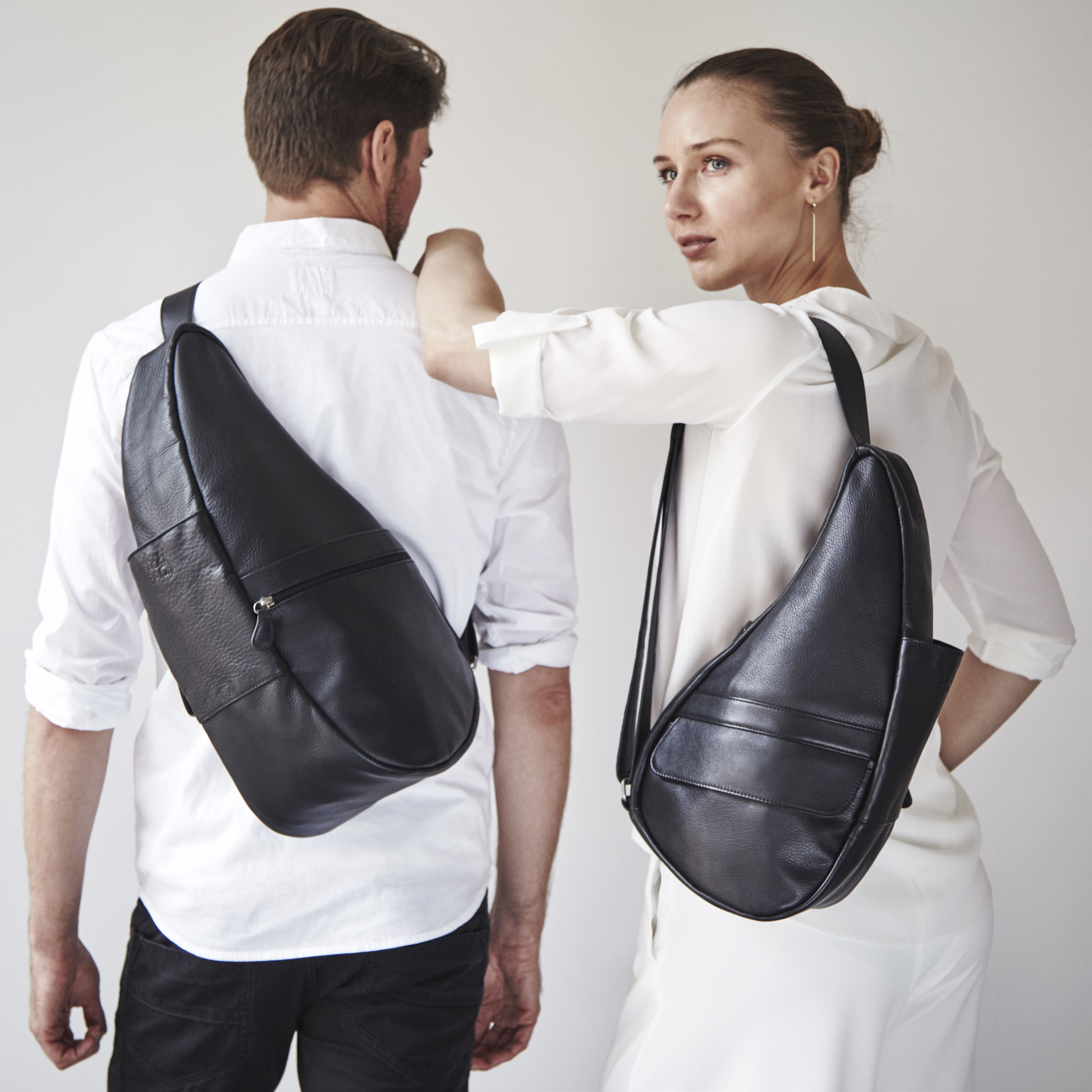 Leather Healthy Back Bag Classic medium in black on a man and woman